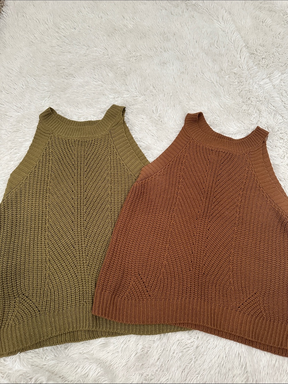 🐝 Bundle of 2 Nine West Sleeveless Sweaters